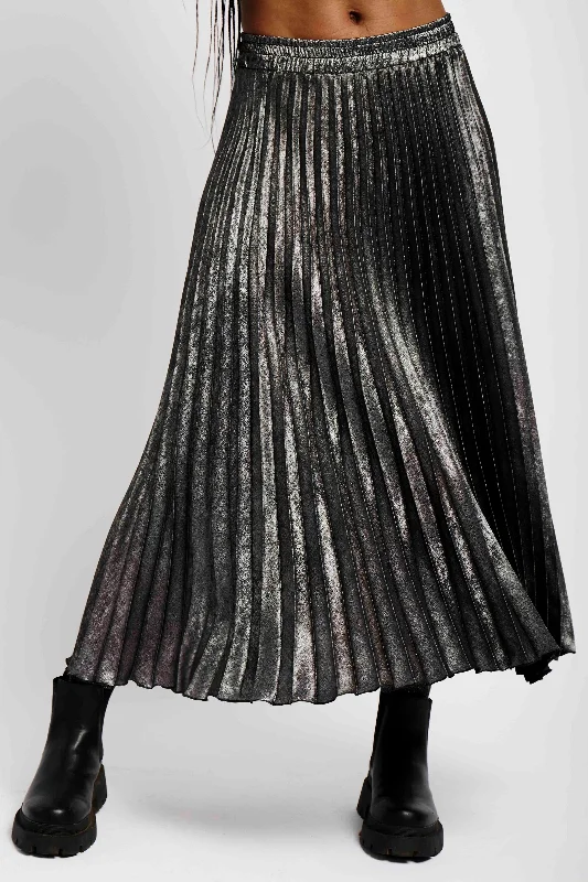 Boutique Styles Metallic Pleated Skirt in Silver